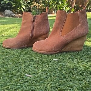 Elegant Tan Suede Wedge Boots
